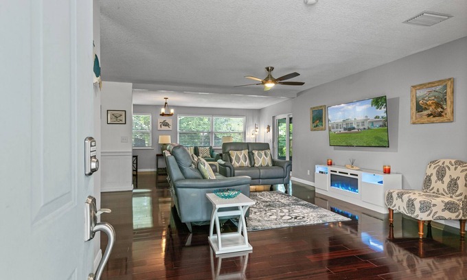 Palm Harbor House | 10 Minutes to Beach, Dine and Shop!