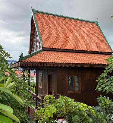 Santuk House | 10 Minutes to Pubstreet - Traditional Khmer House