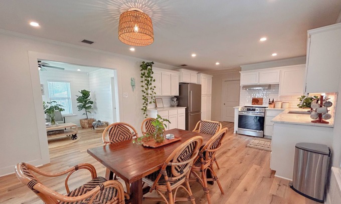 Portland House | 10 minutes to the Texas State Aquarium & Hurricane Alley Waterpark!