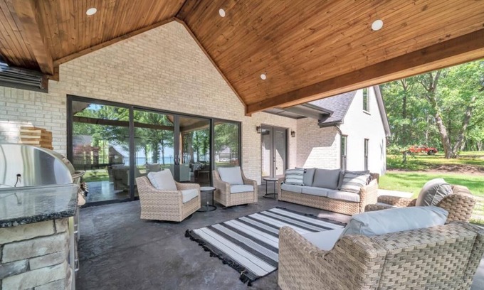 Afton House | 10% off 3 night stay! New! Beautiful Luxurious Lakeside Property!