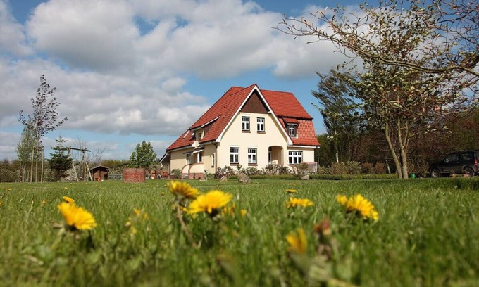 Drochtersen Apartment | 100 m² Apartment ∙ 4 bedrooms ∙ 6 guests