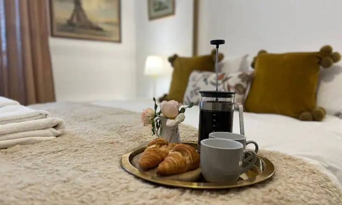 Clevedon Apartment | 100 m² Apartment ∙ 1 bedroom ∙ 2 guests
