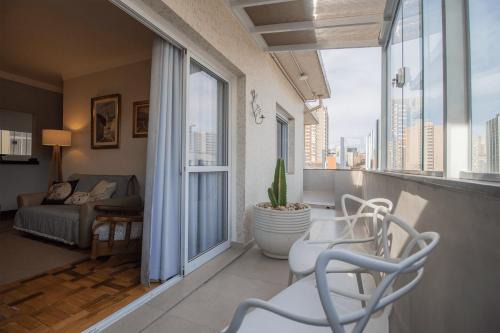 Liberdade Apartment | 100 m² com terraço, garagem, A/C | 6x sem juros