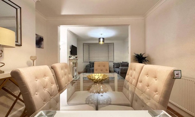 London Borough of Hounslow House | 100 m² House ∙ 3 bedrooms ∙ 6 guests