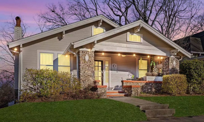 Forest Park House | 100 Year Old Southern Charmer ~HOT TUB~ Great Local