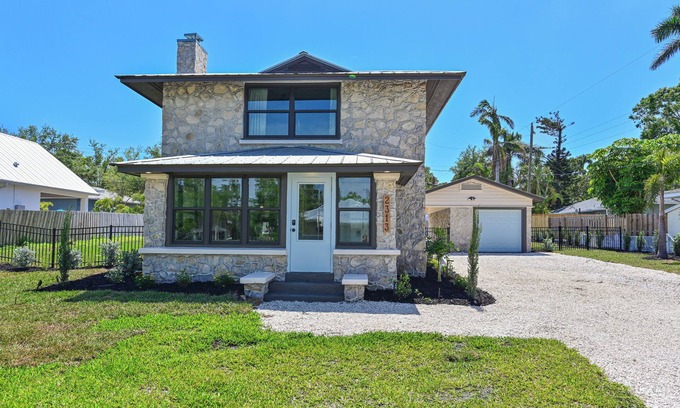 Bradenton House | 100 yr old Stone House near beaches and downtown Bradenton with a heated pool