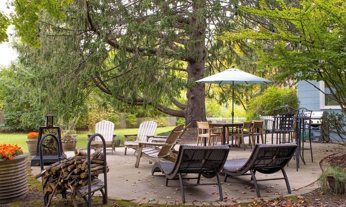 Lakeside House | 1000 FT to Assn Beach, Cute Cottage, Outdoor Dining