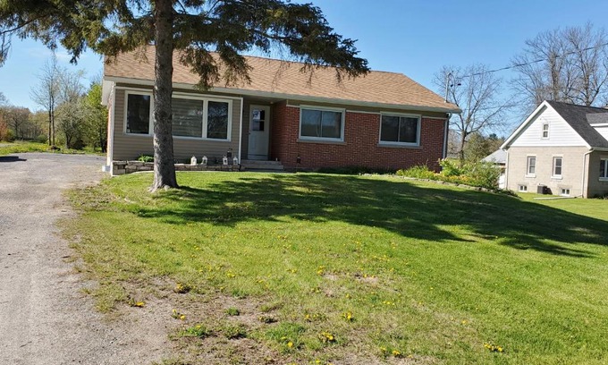 Leeds and the Thousand Islands House | 1000 Islands Bungalow (Across Casino)