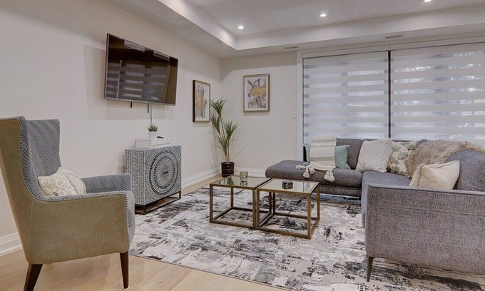Midtown Toronto Apartment | 1000 sq ft of Luxury Living in The Annex