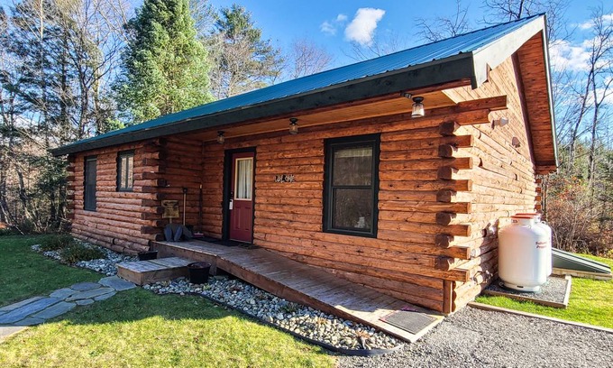 Eastern Vermont Cabin | 102 m² Cabin ∙ 2 bedrooms ∙ 4 guests