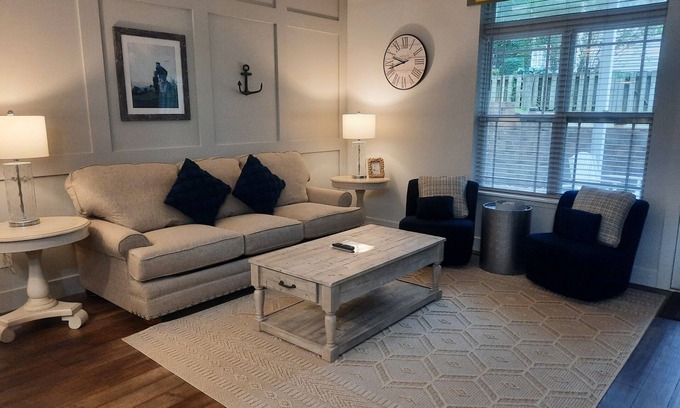 Delavan Lake Condo | 103- Gorgeous 1 bedroom w/Water Views From Patio