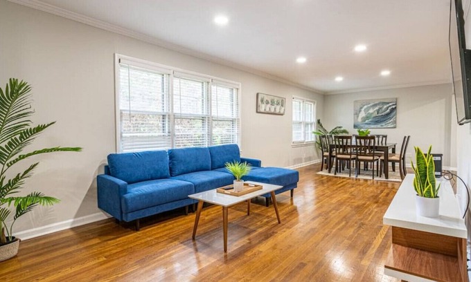 Huntsville House | 103 Noble · ❈Southern Charm❈ 5 Bedroom Home, Centrally Located