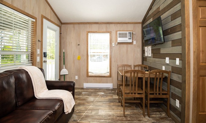 Logan Cabin | 104) Falcon Farmhouse Style Cabin. Close to Hocking Hills State Park and more!