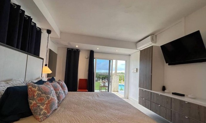 Jarealito House | 104 Queen Pool View Suite at The Grand Villa