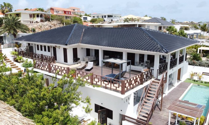 Jan Thiel Villa | 1050 m² Villa ∙ 6 bedrooms ∙ 14 guests