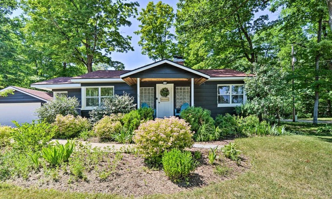 Elk Rapids Cottage | 106 m² Cabin ∙ 2 bedrooms ∙ 4 guests