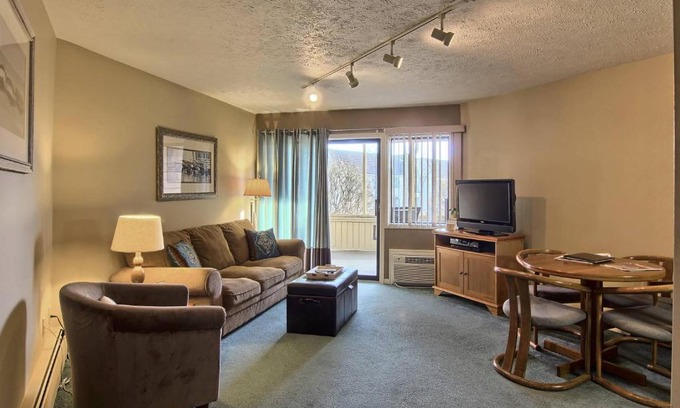 Charlevoix House | 106 Pointes North Inn
