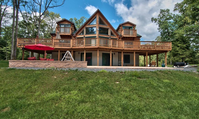Hickory Hills House | 10BR 6BA, SLPS 28 50 ACRES BSK CT Putting Green Hot Tub Pool Table Tesla EV CHGR