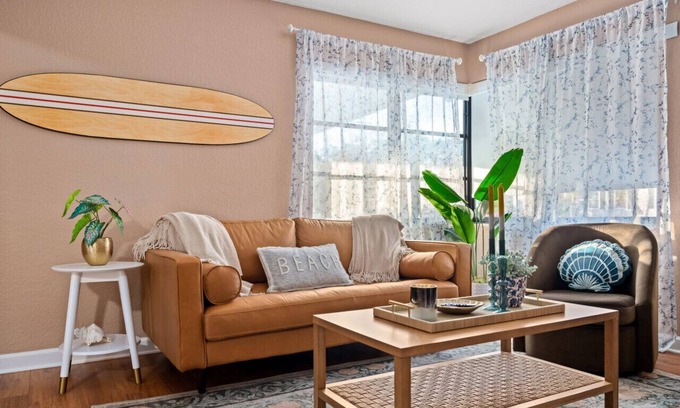 Clearwater House | 10min to Beach | TV in Each BR |Walk To Stores