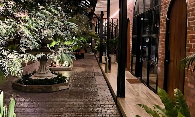 Sukhumvit Villa | 11 Bedrooms city courtyard villa in the center of Bangkok.