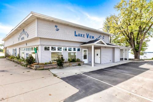 Lake City Hotel | 11 Family Lakefront Studios on Lake Missaukee - Sleeps 40