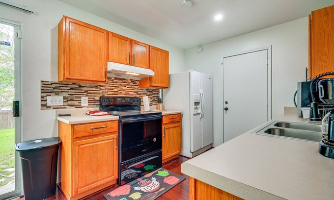 Kyle House | 11 Mi to San Marcos: Charming Family Gem w/Yard