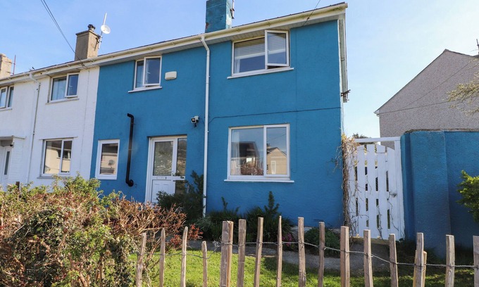 Elim Cottage | 11 PENYGROES, pet friendly, with a garden in Llanddeusant
