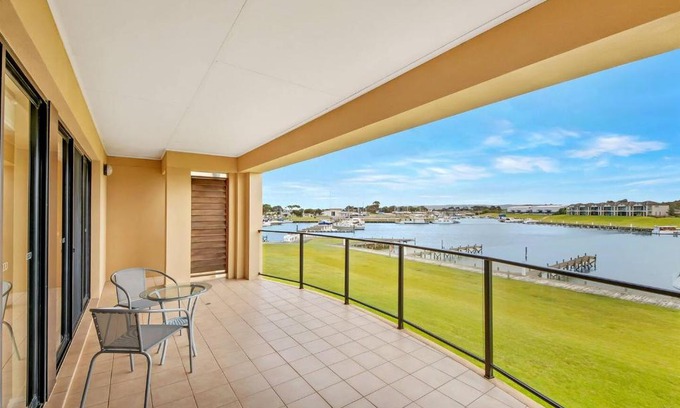 Nangkita House | 11 Vesta Dve - BYO Linen - Waterfront