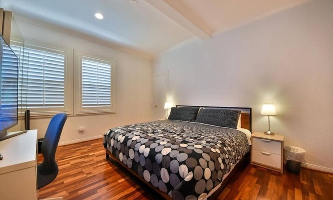 Santa Ana Apartment | 110 - Nostalgic Elegance : Charm in Main St