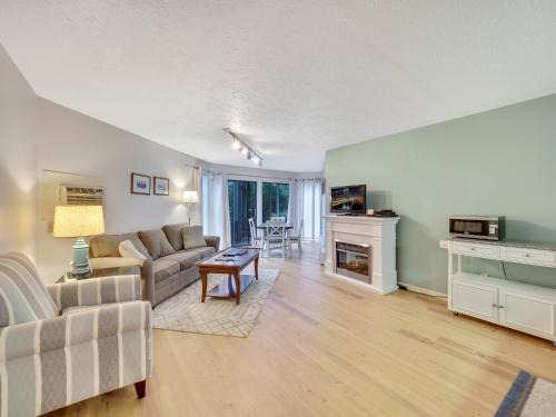 Charlevoix House | 110 Pointes North Inn