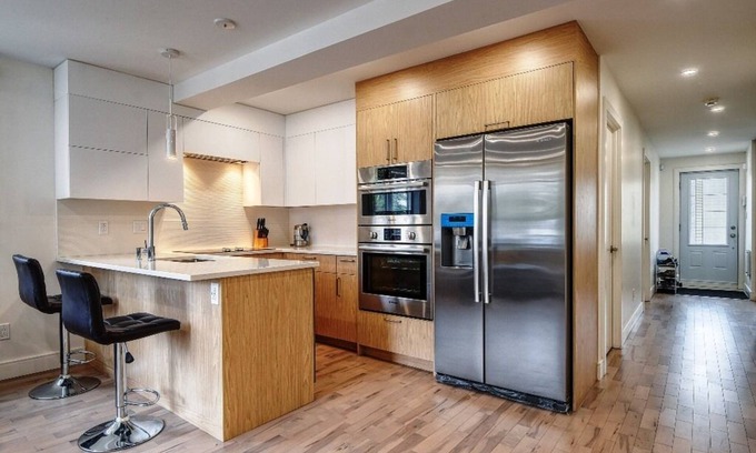 Cote-Des-Neiges—Notre-Dame-De-Grace Apartment | #110 Roomy, Renovated, Gourmet Kitchen & Large Backyard