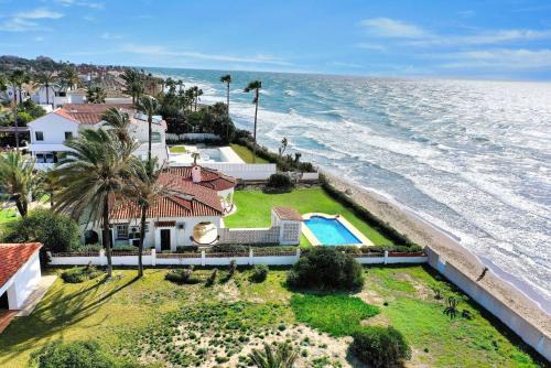 Urbanizacion Marbessa Villa | 1100 Marbella Beachfront first line