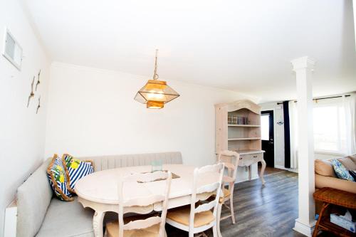 Balboa Peninsula House | 1121 E Balboa Blvd A