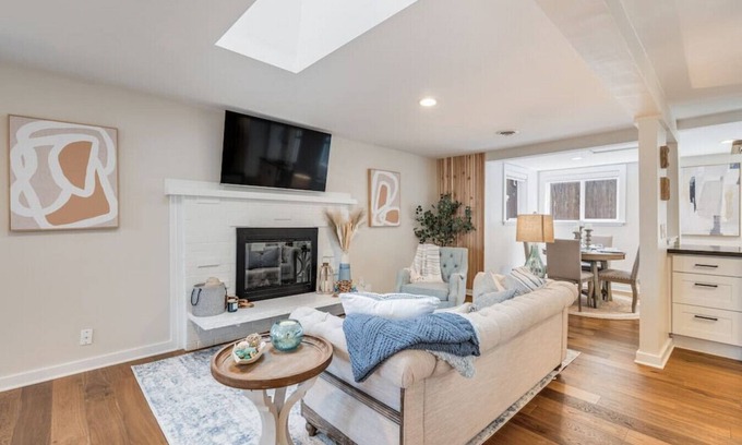 Seaview House | 113 - Cottage Gem ~ Min to Waterfront