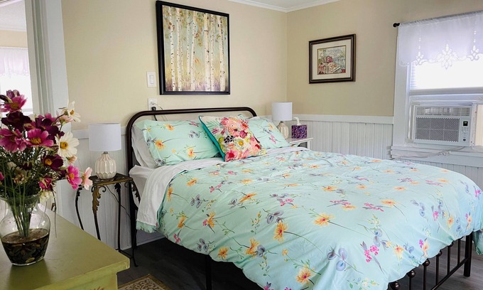 Groton Cottage | 115 Rose Cottage with 2 bedroom walk to Groton Bay