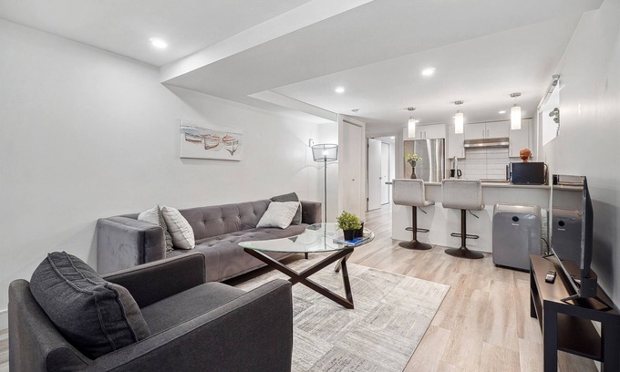 Cote-Des-Neiges—Notre-Dame-De-Grace Apartment | #116 Roomy, Renovated, Cote-Des-Neiges area