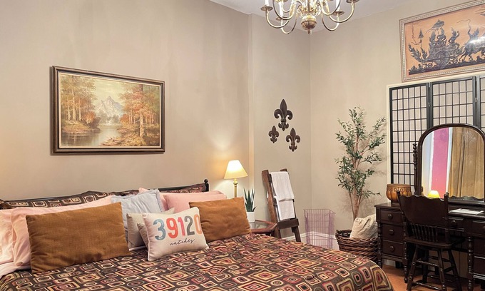 Natchez Apartment | 118 B&B - Center of Historic Downtown Natchez Listed Instant Book on