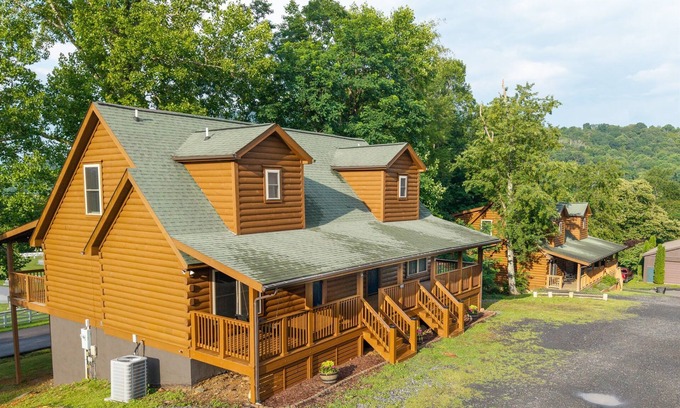 West Jefferson Cabin | 11BR Retreat | 2 Cabins | Walk to WJ | Sleeps 27