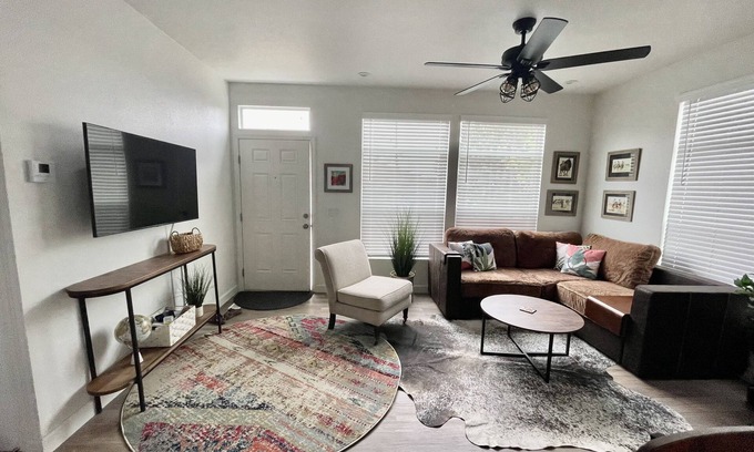 Norwalk House | 12 miles to Disneyland Steps to Sports Park Central location to Beaches & City