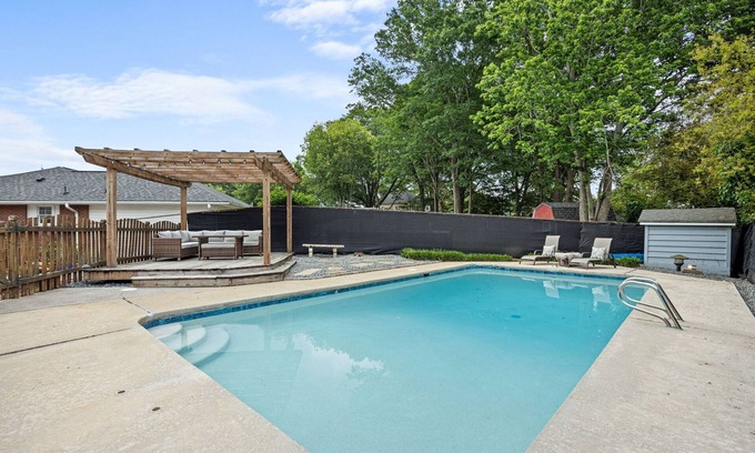 Smyrna House | 12 Minutes to Truist Park! Private Pool! 25 mins from East Cobb Baseball!