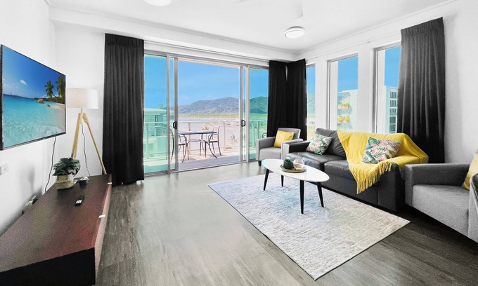 Cairns Apartment | '12' Top Floor Esplanade Apartment ~ 2BR 2Bth Pool Gym Wifi