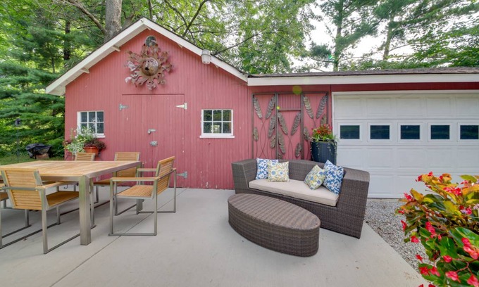 St. Charles Cottage | 120 m² Cabin ∙ 2 bedrooms ∙ 8 guests