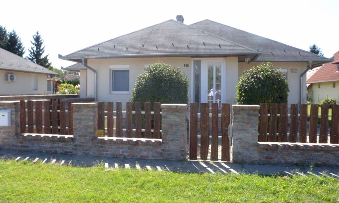 Balatonszentgyoergy House | 120 m² House ∙ 3 bedrooms ∙ 6 guests