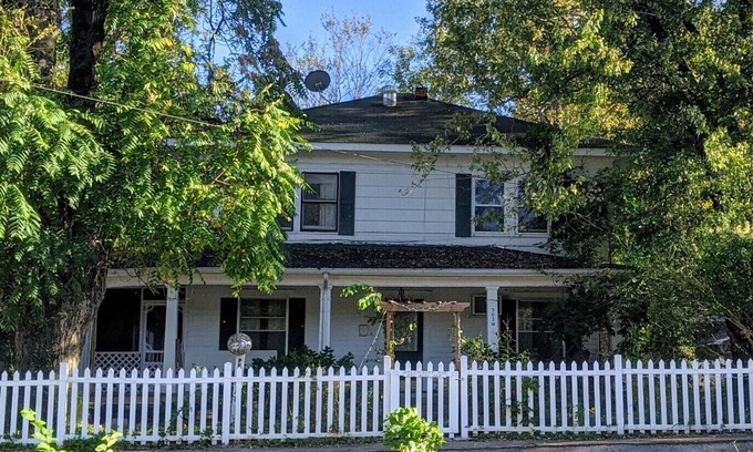 Jasper House | 120 year old historic 2 story home close to the Buffalo national river