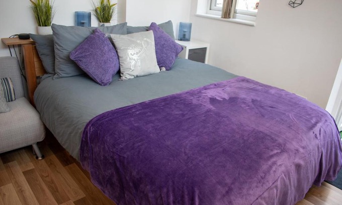 Bishop's Stortford Apartment | 121 Studio - Central Studio Apartment, Terrace & Full Kitchen - Airport & Train Shuttle
