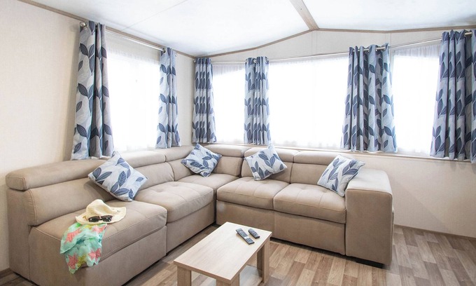 New Forest District House | 12ft-wide caravan with one double with en suite bathroom and one twin bedroom.