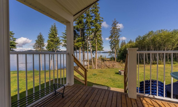 Regional District of Mount Waddington Cottage | 13 - Bothan Mara Cottage By The Sea at Alder Bay