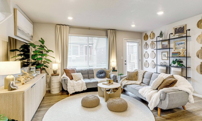 Gateway House | 13 Mi to Dtwn Denver: Spacious Home w/Balcony!