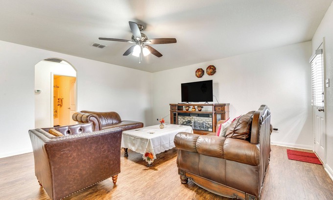 Medina Valley House | 13 Mi to Lackland AFB: San Antonio Home!