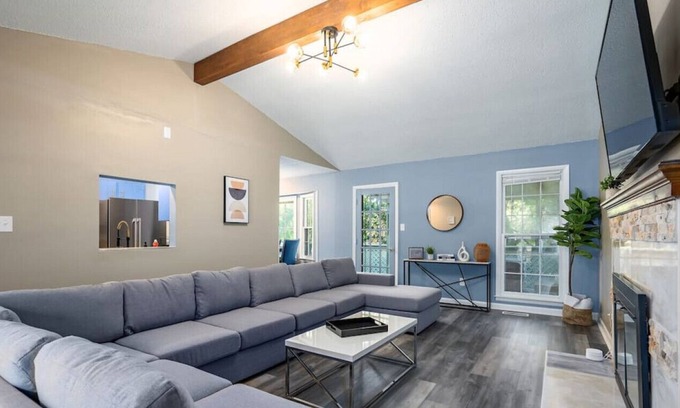 Huntsville House | 13115 Chaney Thompson CAL MTR · {Urban Oaks} Dual Masters/4 Bedrooms/Air Hockey